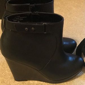 Torrid black platform ankle boots, 4 inch heel, 9W